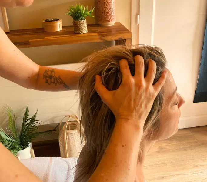 Massage shirotchampi – Détente du cuir chevelu, nuque & épaules