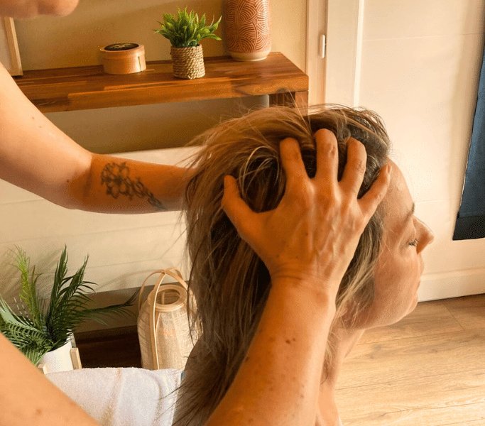 Massage shirotchampi – Détente du cuir chevelu, nuque & épaules